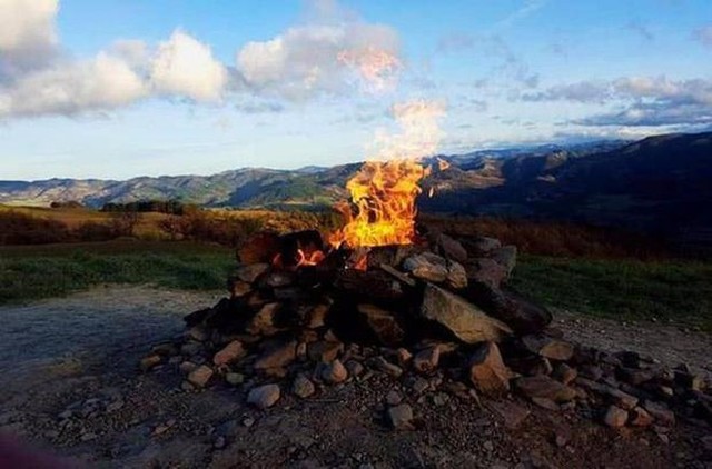Núi lửa vô dụng nhất thế giới: Bếp lò nấu ăn của người dân - Ảnh 2.