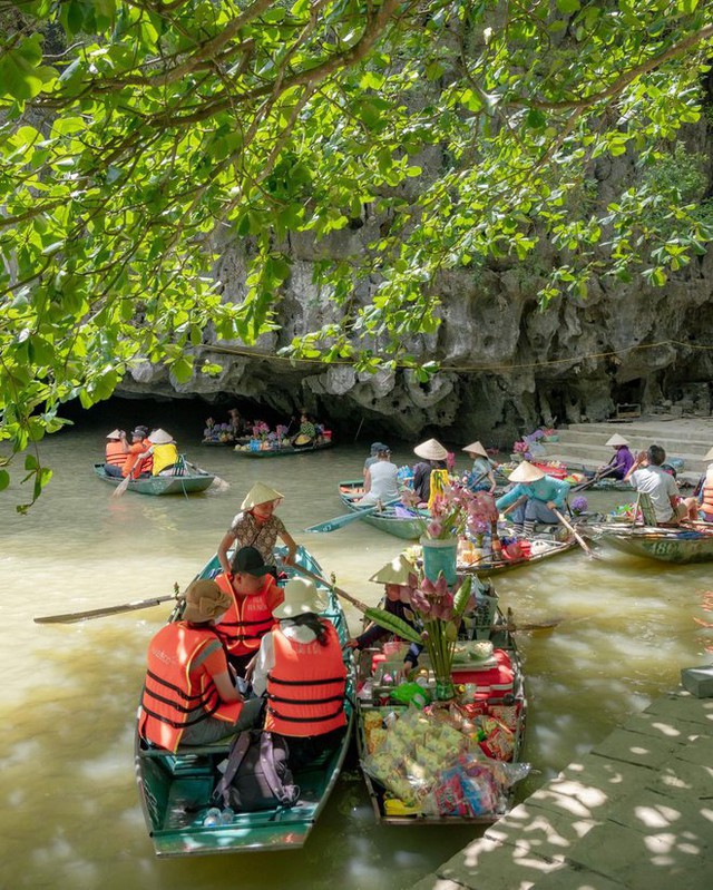 Foreign tourists are surprised at the scene of foot boating and sweets being sold on the river in Ninh Binh - Photo 12.