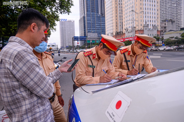 Bất chấp lệnh cấm, nhiều tài xế vẫn đi vào làn khẩn cấp đường Vành đai 3 Hà Nội - Ảnh 12.