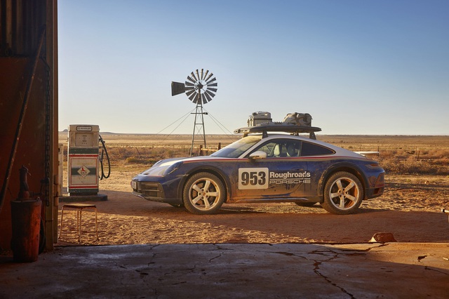 Porsche 911 Dakar ra mắt: Xe sang của nhà giàu thích nghịch cát - Ảnh 10.