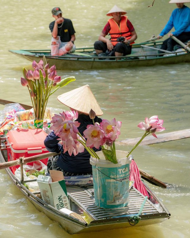 Foreign tourists are surprised at the scene of foot rowing and sweets being sold on the river in Ninh Binh - Photo 11.