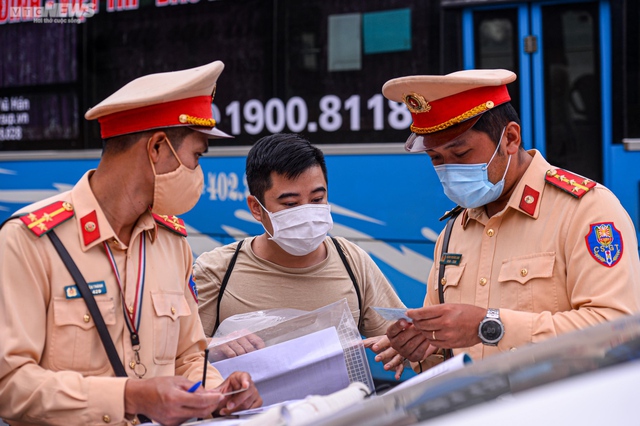 Bất chấp lệnh cấm, nhiều tài xế vẫn đi vào làn khẩn cấp đường Vành đai 3 Hà Nội - Ảnh 11.