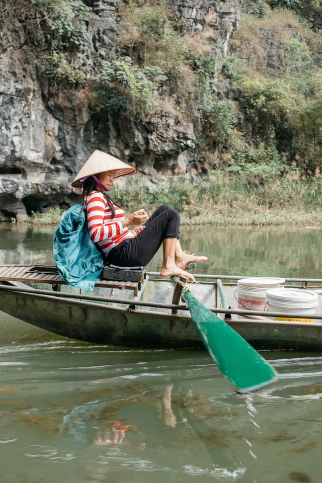 Du khách nước ngoài ngạc nhiên trước cảnh chèo thuyền bằng chân và bánh kẹo được bán trên sông ở Ninh Bình - Ảnh 9.