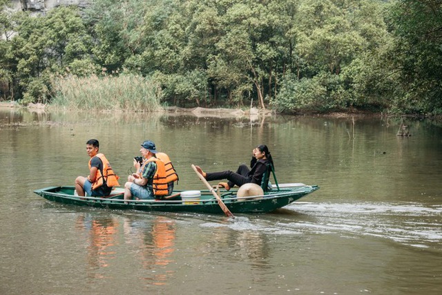 Foreign tourists are surprised at the scene of foot boating and sweets being sold on the river in Ninh Binh - Photo 8.