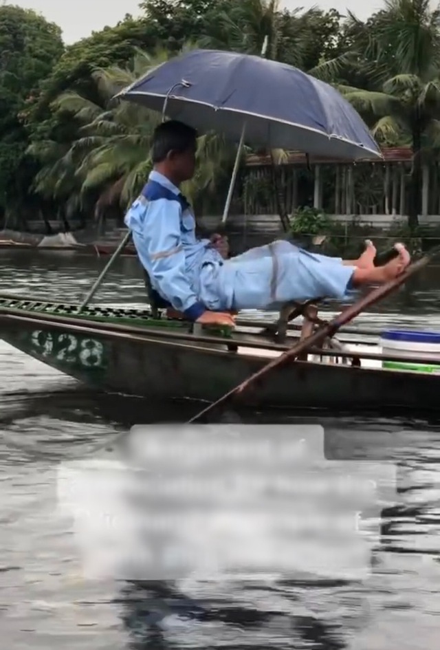 Du khách nước ngoài ngạc nhiên trước cảnh chèo thuyền bằng chân và bánh kẹo được bán trên sông ở Ninh Bình - Ảnh 7.