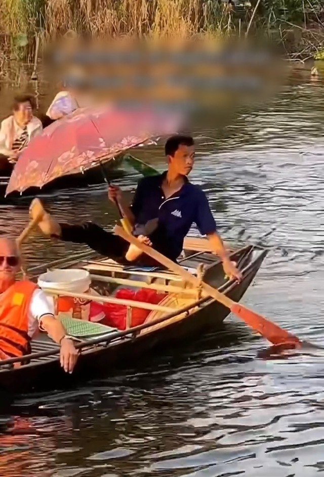 Foreign tourists are surprised at the scene of foot rowing and sweets being sold on the river in Ninh Binh - Photo 6.