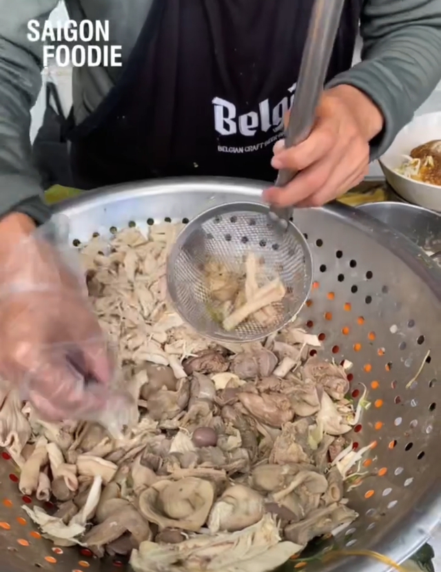 Mixed vermicelli in front of the University of Architecture Ho Chi Minh City's entrance "fever": The day sold hundreds of parts thanks to the exclusive spice - Photo 10.