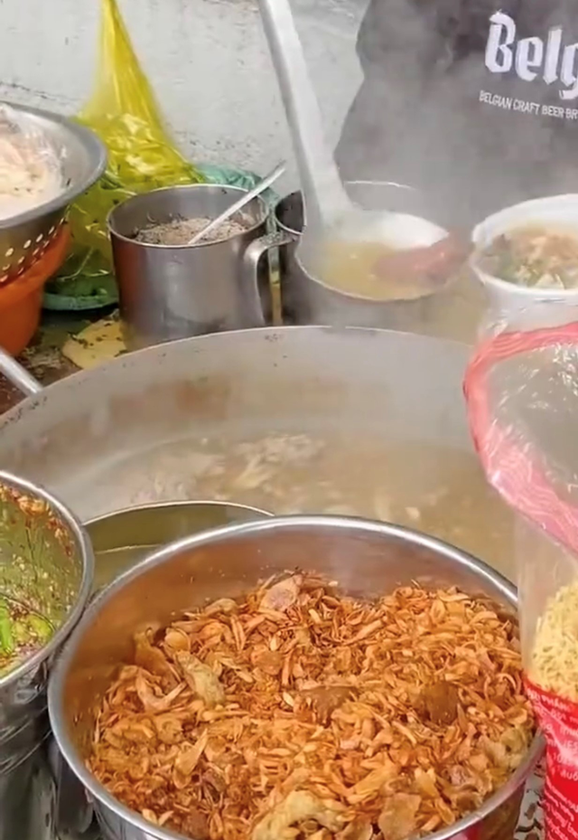 Mixed vermicelli in front of the University of Architecture Ho Chi Minh City 