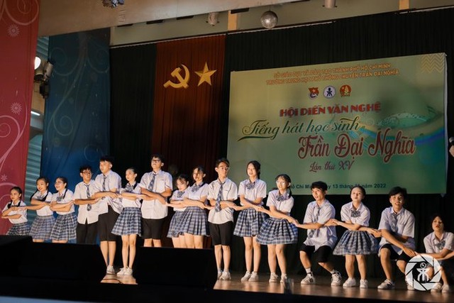 Không khí ngày Nhà giáo Việt Nam 20/11 trên cả nước: Toàn tiết mục đầu tư công phu, thầy cô trổ tài lẻ gây bất ngờ - Ảnh 34.