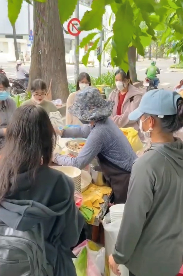 Mixed vermicelli in front of the University of Architecture Ho Chi Minh City "fever": The day sold hundreds of parts thanks to the exclusive spice - Photo 4.