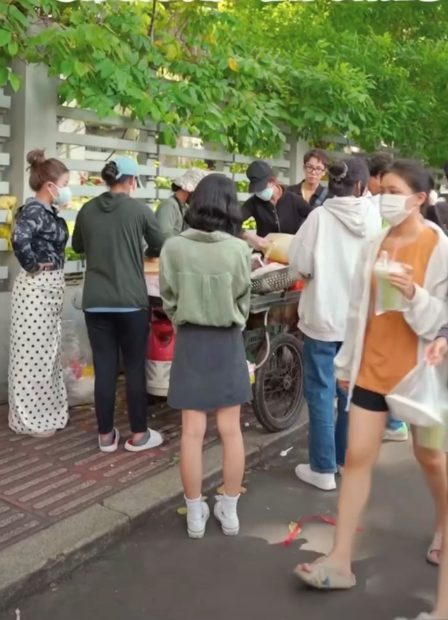 Mixed vermicelli in front of the University of Architecture Ho Chi Minh City "fever": The day sold a hundred parts thanks to the exclusive spice - Photo 2.