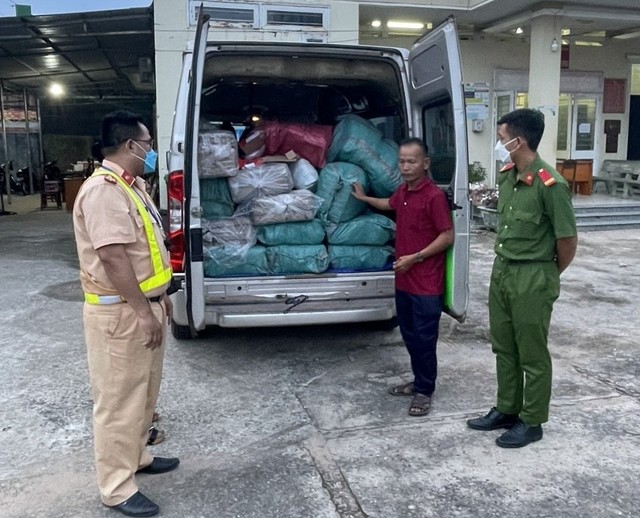 Bắt giữ đối tượng vận chuyển 300 kg pháo lậu - Ảnh 1.