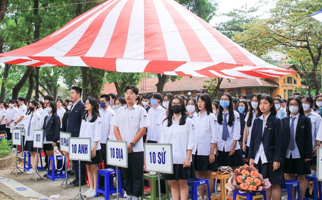 Không khí ngày Nhà giáo Việt Nam 20/11 trên cả nước: Toàn tiết mục đầu tư công phu, thầy cô trổ tài lẻ gây bất ngờ - Ảnh 29.