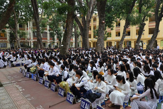 Không khí ngày Nhà giáo Việt Nam 20/11 trên cả nước: Toàn tiết mục đầu tư công phu, thầy cô trổ tài lẻ gây bất ngờ - Ảnh 12.