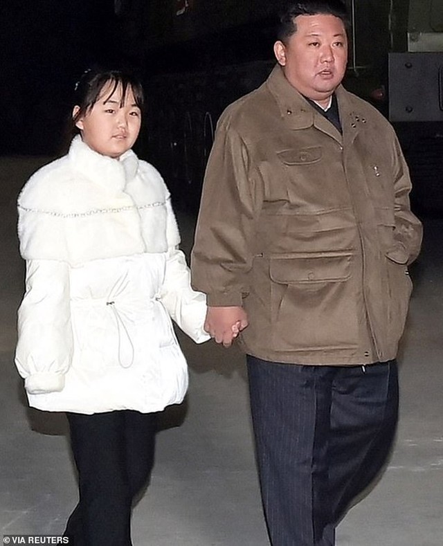 Cận cảnh con gái lãnh đạo Triều Tiên cùng cha xem phóng tên lửa - Ảnh 1.