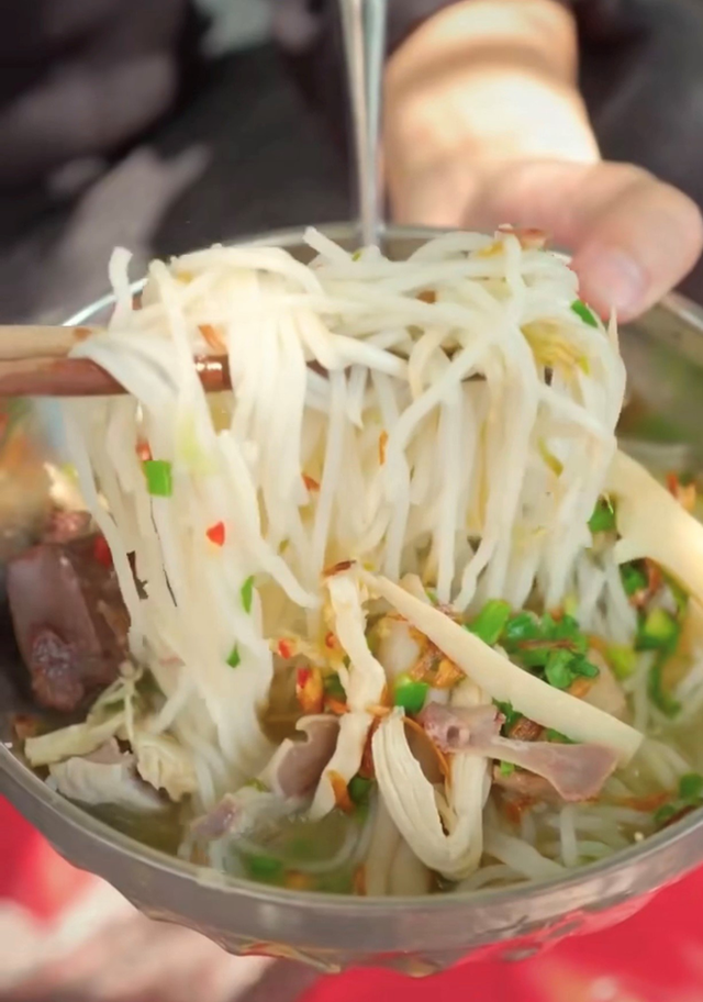 Mixed vermicelli in front of the University of Architecture Ho Chi Minh City "fever": The day sold hundreds of parts thanks to the exclusive spice - Photo 15.