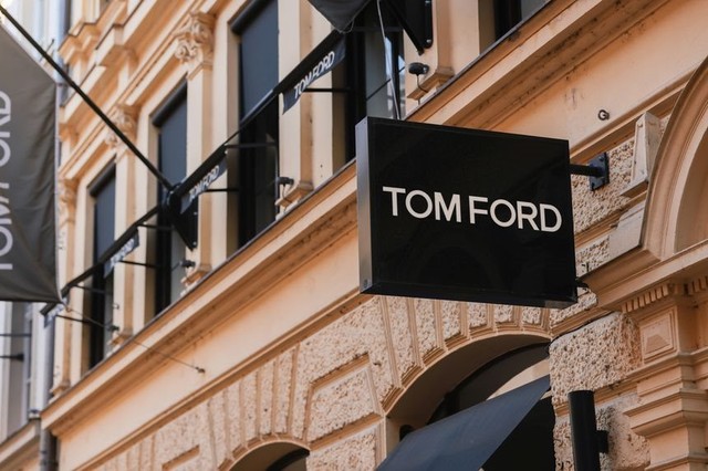 Thương vụ tỷ USD xoá tên nhà thiết kế Tom Ford khỏi công ty nhưng lại đưa ông trở thành tỷ phú: Tôi không thể hạnh phúc hơn - Ảnh 2.