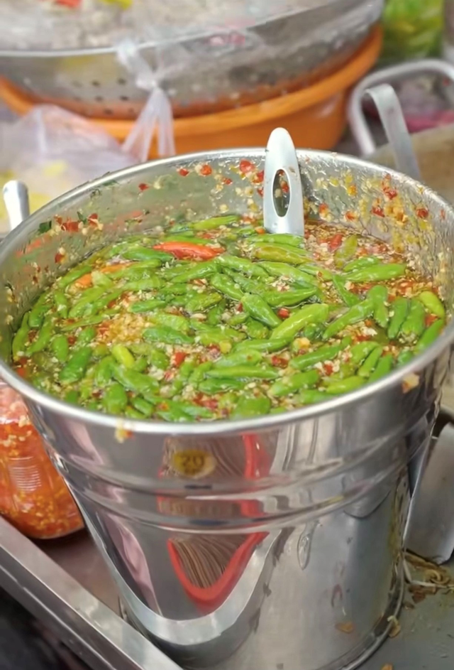 Mixed vermicelli in front of the University of Architecture Ho Chi Minh City "fever": The day sold hundreds of parts thanks to the exclusive spice - Photo 14.