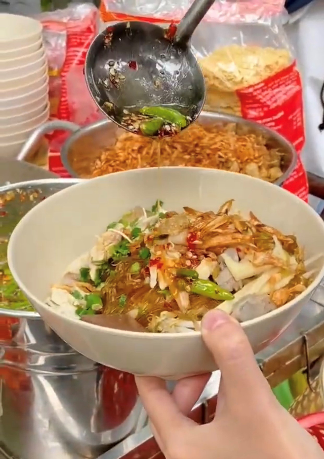 Mixed vermicelli in front of the University of Architecture Ho Chi Minh City "fever": The day sold hundreds of parts thanks to the exclusive spice - Photo 13.