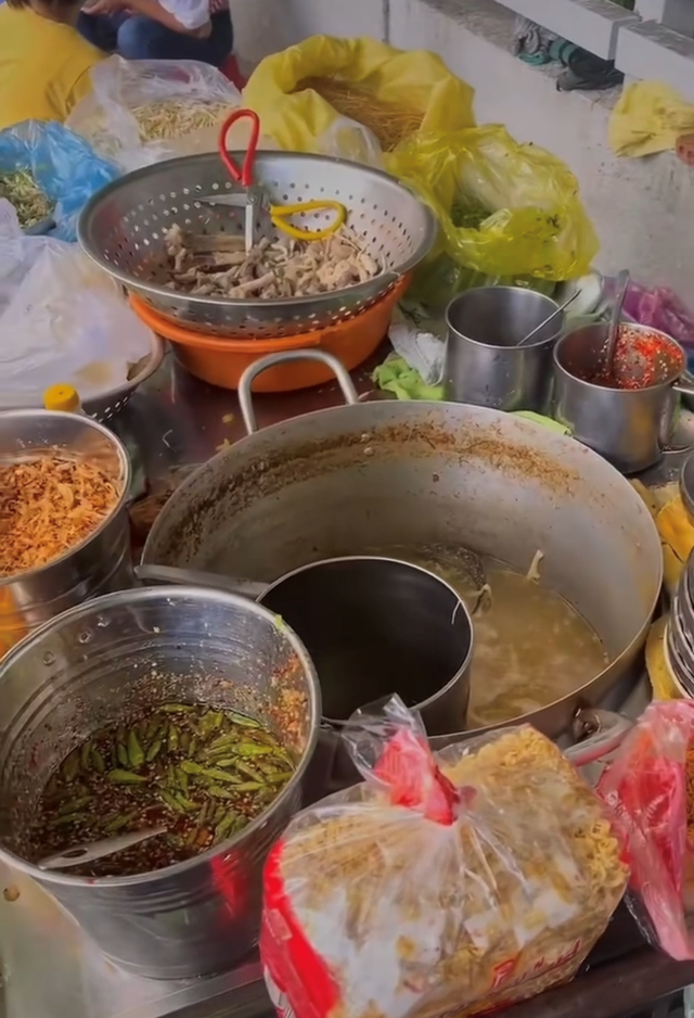 Mixed vermicelli in front of the University of Architecture Ho Chi Minh City's entrance is 