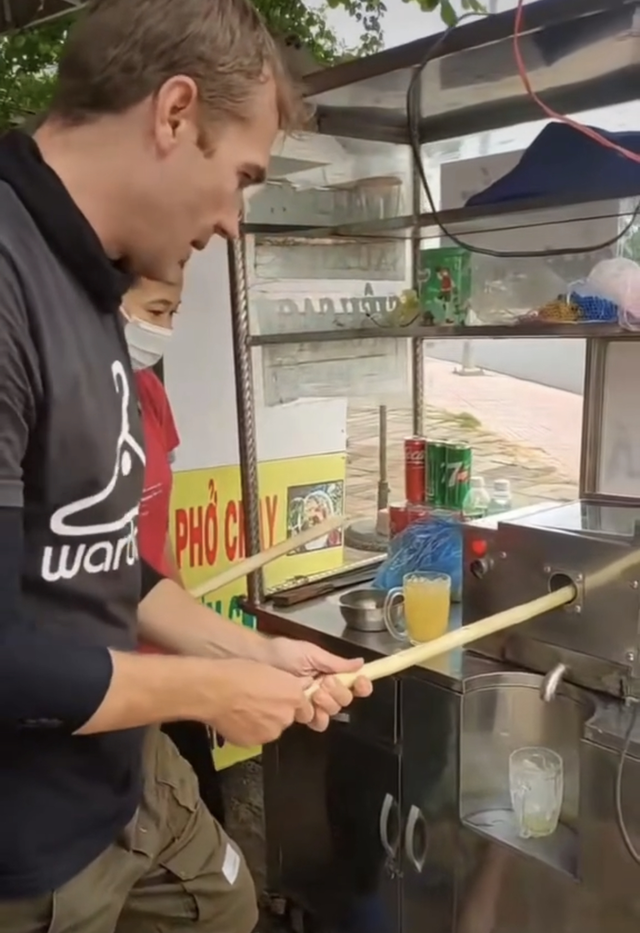 In addition to popular dishes, international tourists are also interested in sugarcane juice pressed by a unique machine in Vietnam - Photo 11.