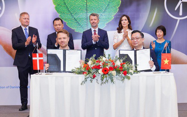 Thái tử Frederik và công nương chứng kiến lễ ký biên bản ghi nhớ hợp tác giữa các doanh nghiệp, tổ chức Việt Nam và Đan Mạch ngày 1-11 - Ảnh: Đại sứ quán Đan Mạch cung cấp