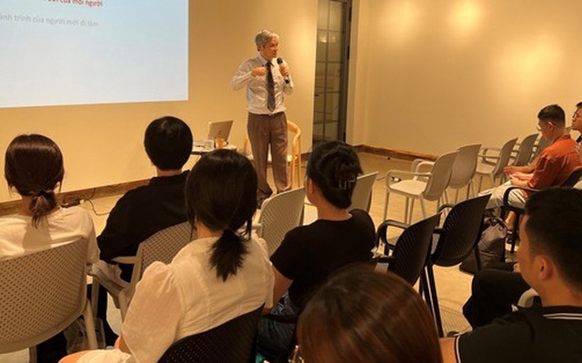 Các bạn trẻ lắng nghe diễn giả Hoàng Mạnh Hải chia sẻ về nhân sinh quan trong cuộc đời trong dự án “Thắp sáng hải đăng” ở TP.HCM - Ảnh: YẾN TRINH