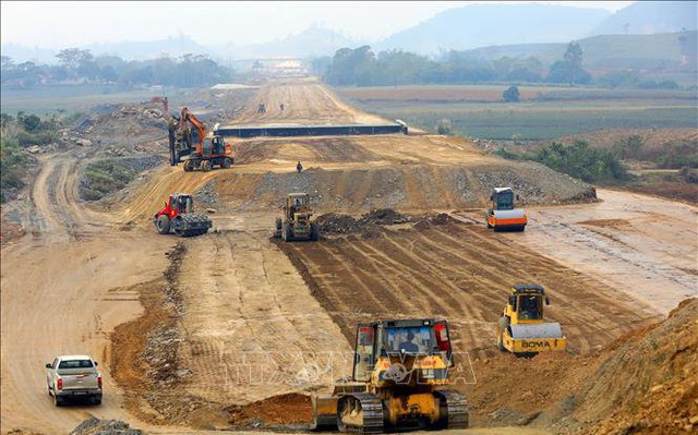 Thi công đoạn Mai Sơn - Quốc lộ 45, dự án cao tốc Bắc - Nam. Ảnh tư liệu: Huy Hùng/TTXVN