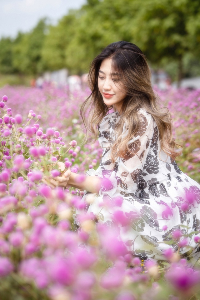 Young people eagerly check-in the romantic purple cypress flower season in the heart of Hanoi - Photo 14.