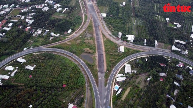 Cận cảnh tăng tốc thi công cầu Mỹ Thuận 2 trên cao tốc Bắc Nam 2017 - 2020 - Ảnh 2.