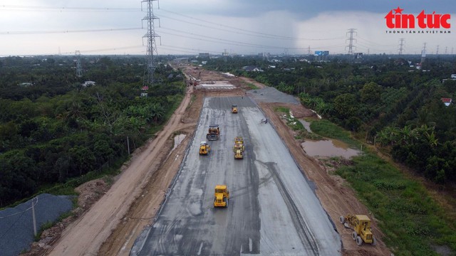 Cận cảnh tăng tốc thi công cầu Mỹ Thuận 2 trên cao tốc Bắc Nam 2017 - 2020 - Ảnh 1.
