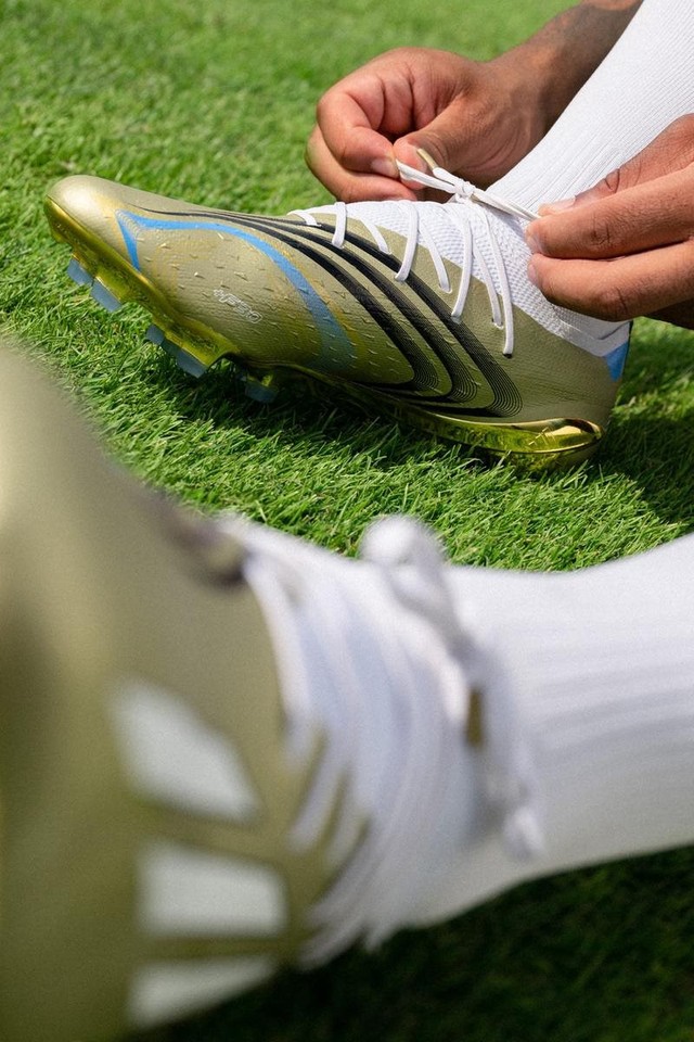 Vừa  bước vào kỳ World Cup cuối cùng, áo, giày của Messi đã được  đặt gạch đem đấu giá, ước tính thu nhiều triệu USD - Ảnh 2.