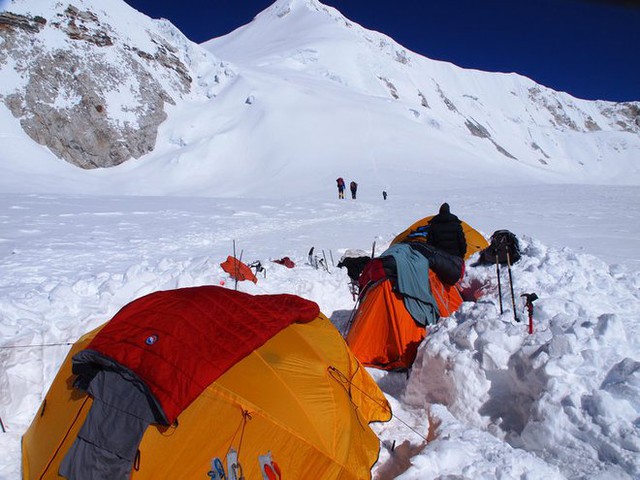  Cắm trại ngay giữa hố tuyết tại Nepal, trải nghiệm có 1-0-2 trong hành trình chinh phục đỉnh Everest - Ảnh 4.