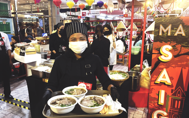 Nhân viên siêu thị Thái Lan phục vụ món phở cho thực khách - Ảnh: N.BÌNH