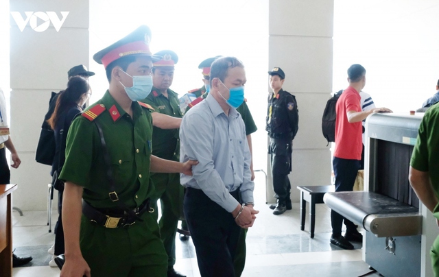Cựu Thứ trưởng Bộ Y tế Cao Minh Quang chống gậy đến tòa - Ảnh 10.
