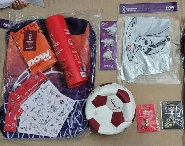 Có gì bên trong túi quà chủ nhà Qatar tặng fan ở lễ khai mạc World Cup 2022? - Ảnh 5.