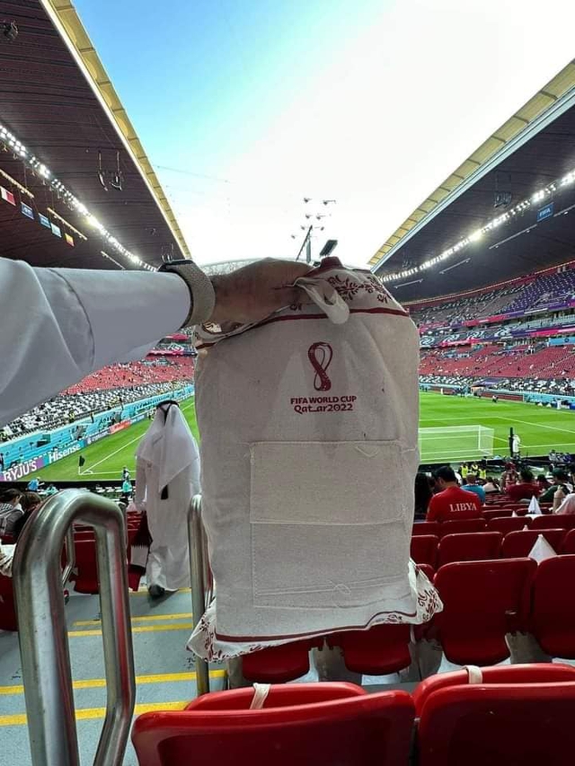 Có gì bên trong túi quà chủ nhà Qatar tặng fan ở lễ khai mạc World Cup 2022? - Ảnh 4.
