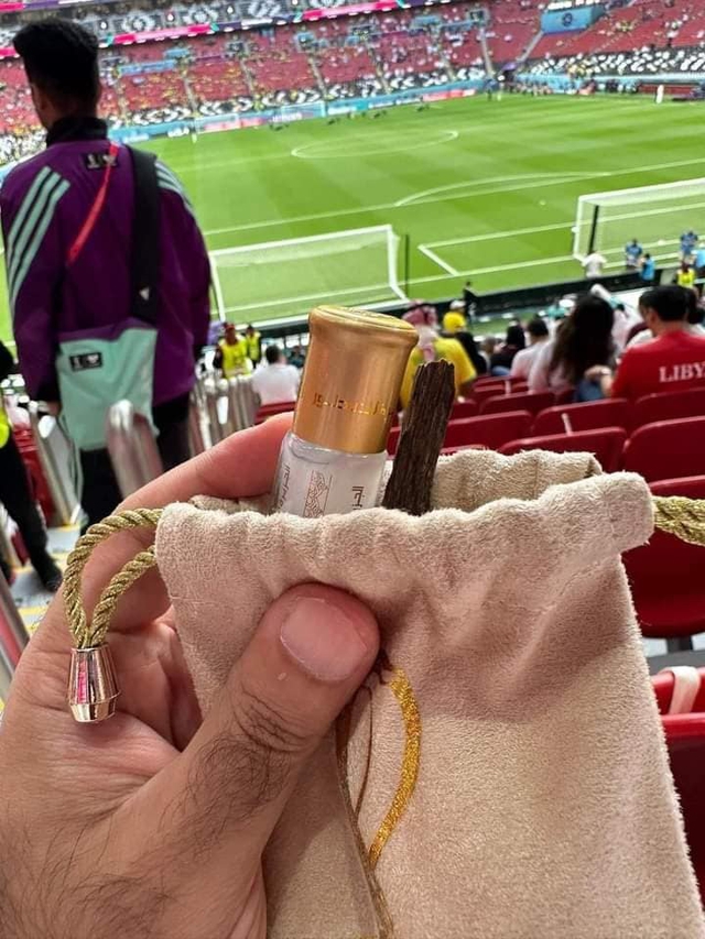 Có gì bên trong túi quà chủ nhà Qatar tặng fan ở lễ khai mạc World Cup 2022? - Ảnh 3.