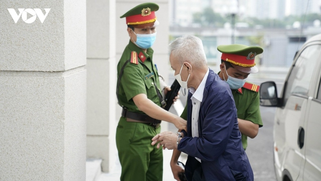 Cựu Thứ trưởng Bộ Y tế Cao Minh Quang chống gậy đến tòa - Ảnh 7.