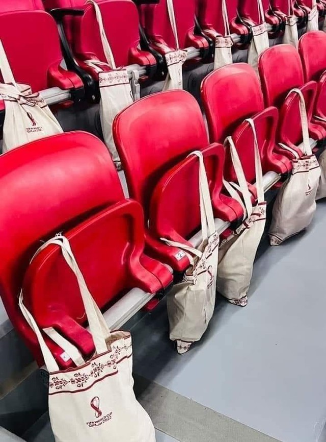 Có gì bên trong túi quà chủ nhà Qatar tặng fan ở lễ khai mạc World Cup 2022? - Ảnh 2.