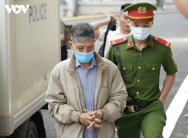Cựu Thứ trưởng Bộ Y tế Cao Minh Quang chống gậy đến tòa - Ảnh 6.