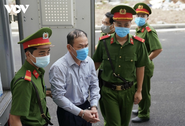 Cựu Thứ trưởng Bộ Y tế Cao Minh Quang chống gậy đến tòa - Ảnh 5.