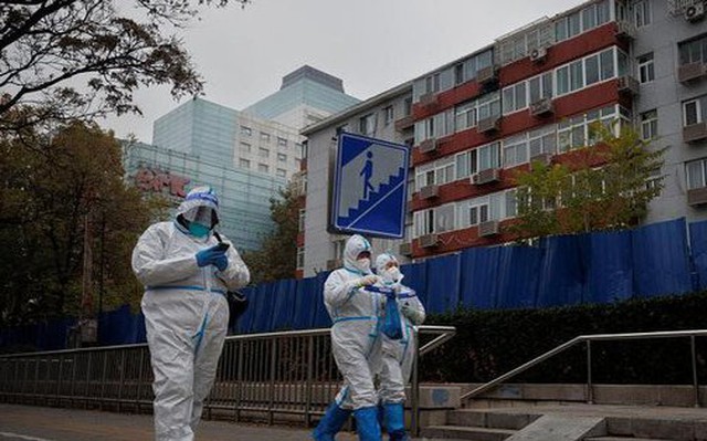 Nhân viên y tế tại một khu vực bị phong tỏa vì COVID-19 ở Bắc Kinh hôm 18-11. Ảnh: Reuters