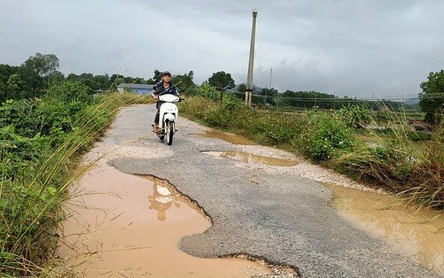 Đoạn đường chằng chịt ổ trâu, ổ voi, dân 2 huyện ở Thanh Hóa khốn khổ