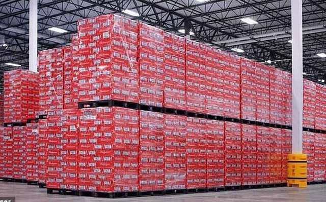 Cận cảnh “núi” bia Budweiser bị bỏ xó vì lệnh cấm của nước chủ nhà World Cup