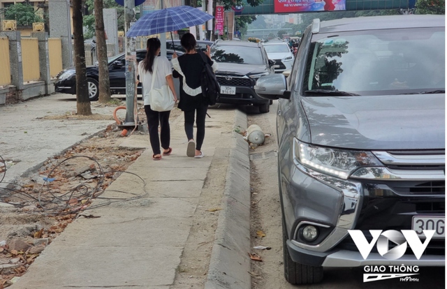 Vỉa hè đường Nguyễn Chí Thanh tan hoang vì đang lát đá thì bỏ dở - Ảnh 14.
