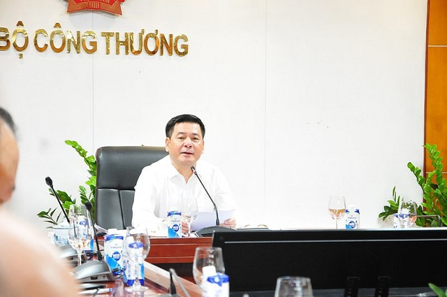 Bộ trưởng Nguyễn Hồng Diên họp về phân giao tổng nguồn xăng dầu năm 2023 và sửa đổi nghị định 83, 95 - Ảnh 1.
