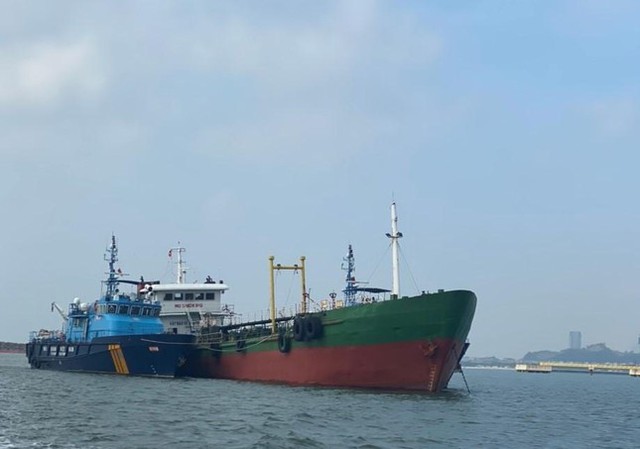 Bắt giữ tàu chở 180 tấn dầu lậu ở Vịnh Bắc Bộ - Ảnh 1.