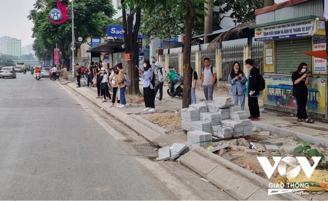 Vỉa hè đường Nguyễn Chí Thanh tan hoang vì đang lát đá thì bỏ dở - Ảnh 5.