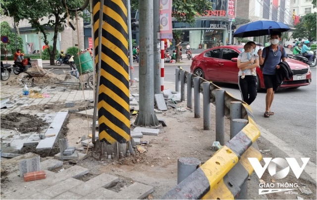 Vỉa hè đường Nguyễn Chí Thanh tan hoang vì đang lát đá thì bỏ dở - Ảnh 4.